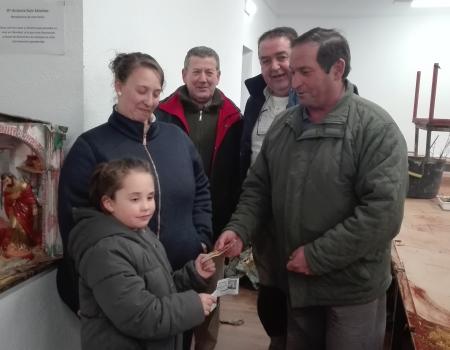 La asociaci�n de Belenistas entrega el premio a Carla Naranjo del sorteo de Navidad