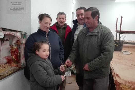 La asociaci�n de Belenistas entrega el premio a Carla Naranjo del sorteo de Navidad