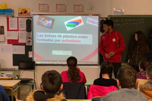 Alumnos de 2� de la ESO explican a los alumnos de 5� y 6� de Primaria de los colegios c�mo reducir el consumo de pl�sticos