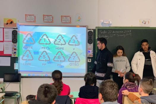 Alumnos de 2� de la ESO explican a los alumnos de 5� y 6� de Primaria de los colegios c�mo reducir el consumo de pl�sticos