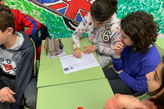 Alumnos de 2� de la ESO explican a los alumnos de 5� y 6� de Primaria de los colegios c�mo reducir el consumo de pl�sticos