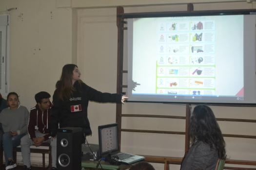Alumnos de 2� de la ESO explican a los alumnos de 5� y 6� de Primaria de los colegios c�mo reducir el consumo de pl�sticos