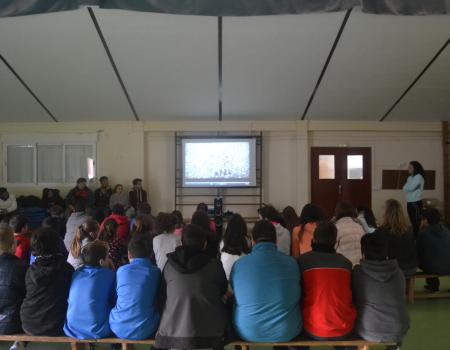 Alumnos de 2� de la ESO explican a los alumnos de 5� y 6� de Primaria de los colegios c�mo reducir el consumo de pl�sticos