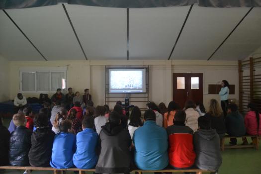 Alumnos de 2� de la ESO explican a los alumnos de 5� y 6� de Primaria de los colegios c�mo reducir el consumo de pl�sticos