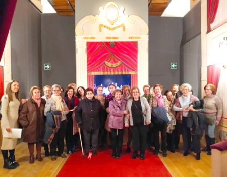 El taller de Memoria de la Universidad Popular visita el Museo Nacional del Teatro