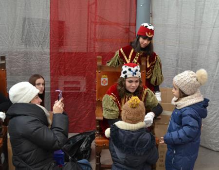 Los ni�os almagre�os entregan las �ltimas cartas a los pajes reales