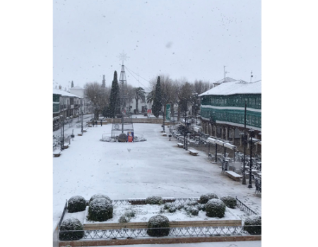La nieve cubre de blanco Almagro desde primera hora de la ma�ana 