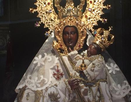 Dos alumnas del curso de blonda y encaje europeo de la Universidad Popular realizan un velo a la Patrona de Daimiel