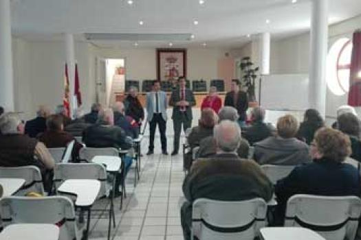 El Palacio de los Condes de Valdepara�so se convierte en punto de partida de los “Paseos Reales” para m�s de 2.000 mayores