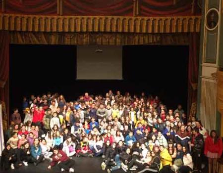 Alumnos del instituto Antonio Calv�n se suben al escenario