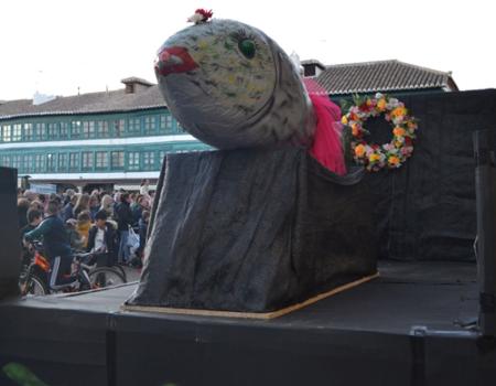 La Plaza Mayor se llen� para despedir a Do�a Sardina y… re�r con la coreograf�a carnavalera de las mayorettes