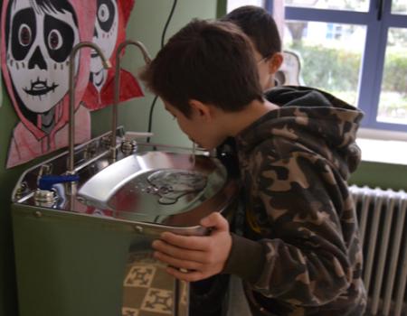 El Ayuntamiento instala tres fuentes de agua potable en los colegios 