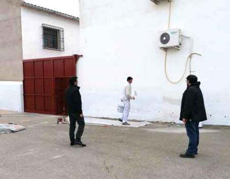 El Ayuntamiento instala una nueva puerta de acceso a la instalaci�n deportiva por el callej�n del Ser�n