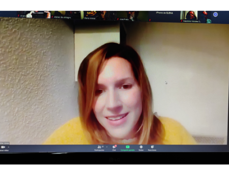 La periodista y escritora Esther Gin�s present� virtualmente en el Ateneo  su tercera novela Mares sin due�o