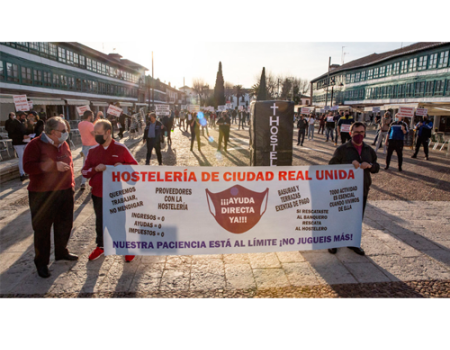 Los hosteleros de la ciudad se manifiestan para exigir soluciones a su sector frente a la pandemia