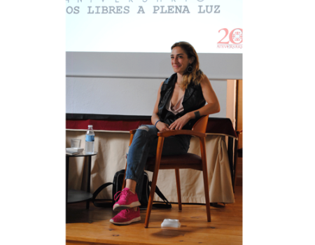 Marta Poveda enamor� en el cierre de “Versos libres a plena Luz”