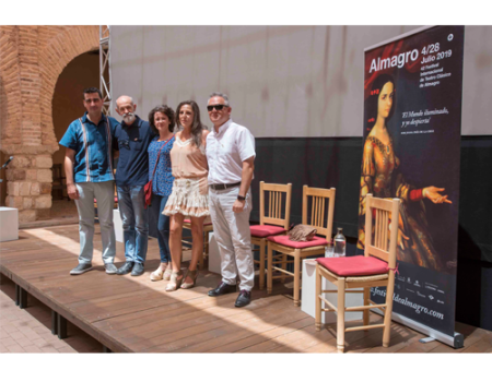 Las jefas de sala del Corral de Comedias y del Teatro Principal reciben la berenjena de plata del Festival