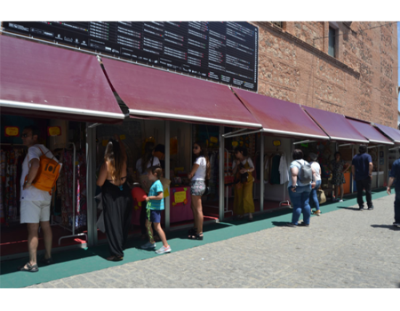 La Feria del Comercio local y la Feria de Artesan�a conviven durante el Festival en la calle la Feria  