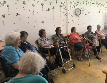 Las voluntarias de la Biblioteca despiden la actividad en la residencia de mayores hasta septiembre