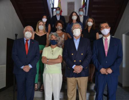 La ministra de Cultura de Portugal firma en el Libro de Honor del Ayuntamiento 