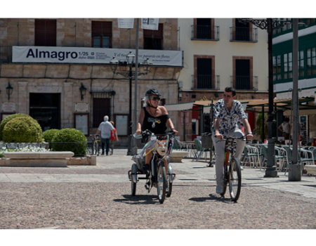 2.000 kil�metros en bicicleta recorriendo los festivales de teatro para reivindicar las artes esc�nicas