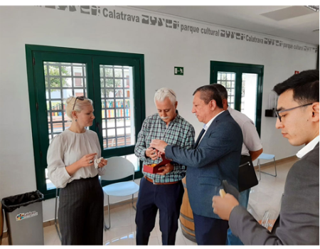 Una delegaci�n de la Rep�blica de Uzbekist�n conoce el m�todo LEADER y el Parque Cultural de Calatrava