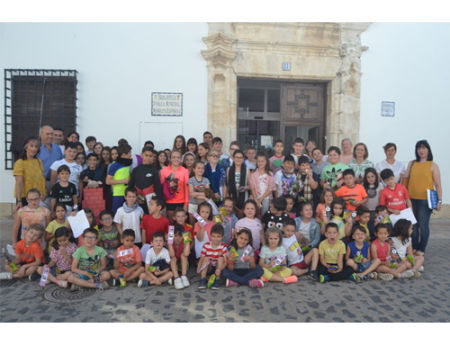 La Biblioteca y los ni�os de Almagro rinden homenaje a Manolita Espinosa en el 40 aniversario de la publicaci�n de La voz del pa�s amado