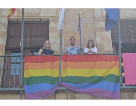 El balc�n del Ayuntamiento luce la bandera arco�ris en el D�a del Orgullo Gay
