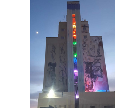 El balc�n del Ayuntamiento luce el s�mbolo del Orgullo LGTBI