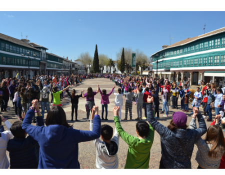 Los alumnos de Primaria de Almagro se unen en una gran cadena humana por la igualdad en la Plaza Mayor