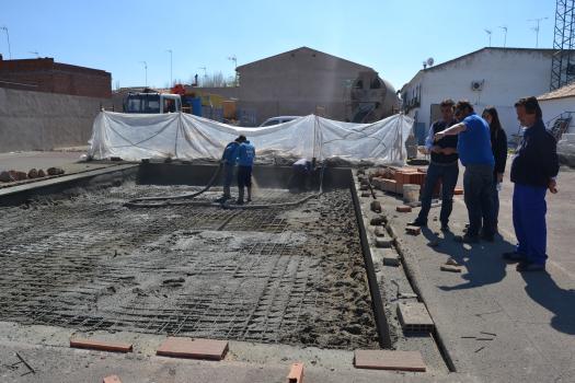 El recinto de la piscina municipal contar� este verano con una nueva piscina infantil de mayores dimensiones y m�s zona verde