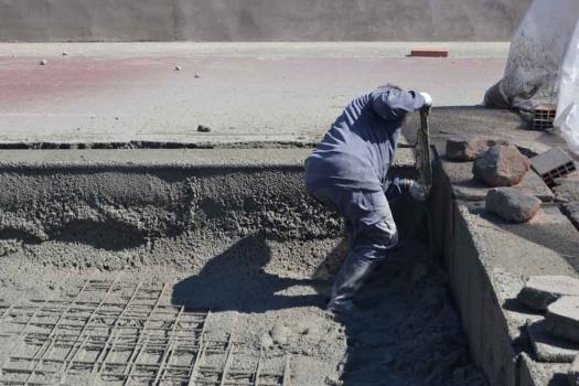 El recinto de la piscina municipal contar� este verano con una nueva piscina infantil de mayores dimensiones y m�s zona verde