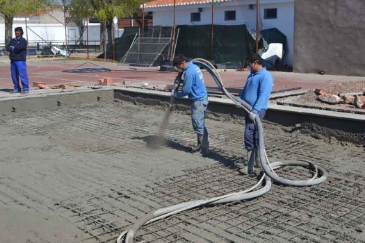 El recinto de la piscina municipal contar� este verano con una nueva piscina infantil de mayores dimensiones y m�s zona verde