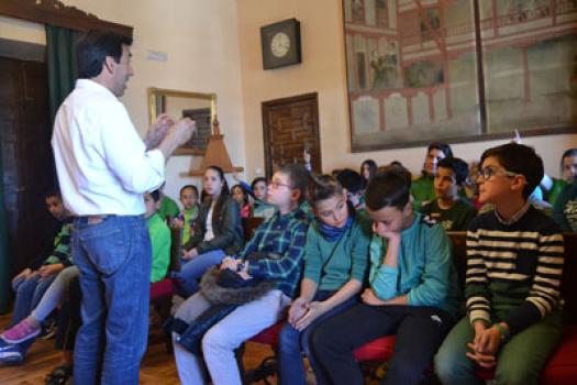 Alumnos de 5� y 6 � de Primaria de los tres colegios almagre�os hacen preguntas al alcalde sobre su municipio