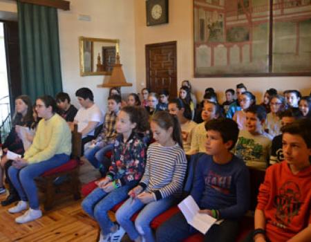 Alumnos de 5� y 6 � de Primaria de los tres colegios almagre�os hacen preguntas al alcalde sobre su municipio 