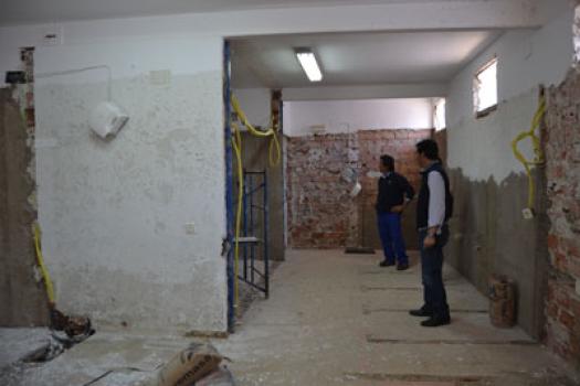 El recinto de la piscina municipal contar� este verano con una nueva piscina infantil de mayores dimensiones y m�s zona verde