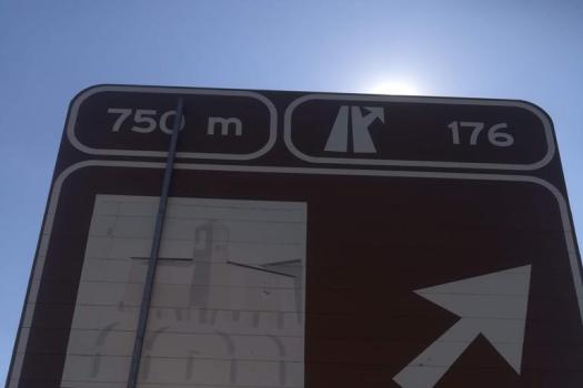 La se�al que informa del desv�o a la ciudad encajera, a la altura de Manzanares, se hab�a deteriorado por el paso del tiempo