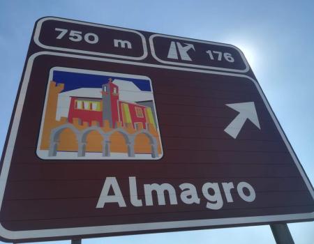 El Ayuntamiento renueva una de las se�ales “marrones” de la autov�a A-4