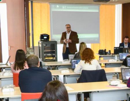 El Gobierno de Castilla-La Mancha habilita una nueva l�nea telef�nica gratuita para ofrecer recomendaciones sanitarias ante la presencia de s�ntomas por coronavirus: el 900 232323