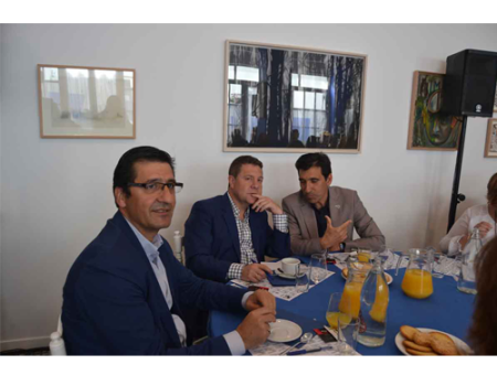 Emiliano Garc�a-Page explica su programa a las asociaciones de Almagro 