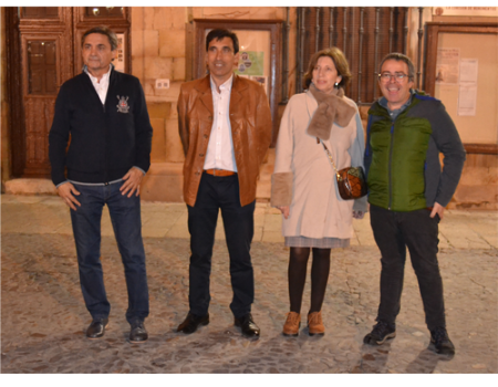 La tradicional pegada de carteles inicia la campa�a electoral en Almagro