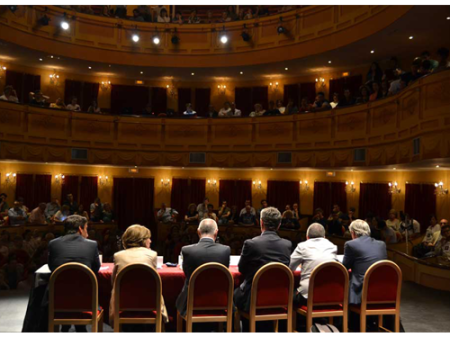 El Teatro Municipal se llena para escuchar a los candidatos a la Alcald�a 