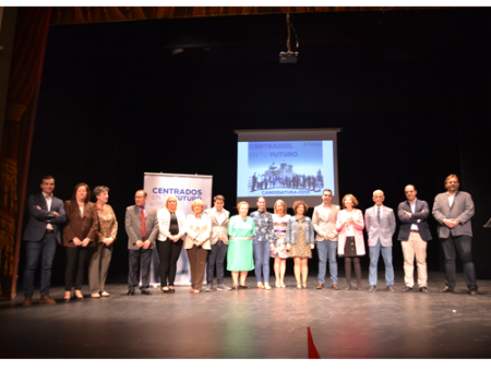 El Partido Popular presenta uno a uno a los miembros que forman su candidatura e informa de su programa en el Mercadillo