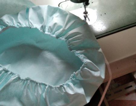  Almagro contin�a cosiendo batas, gorros y calzas para los hospitales