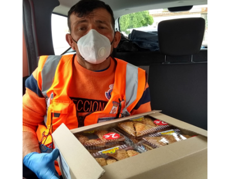  Afiliados de VOX en Almagro dona gel hidroalcoh�lico y alimentos a la Polic�a Municipal y Protecci�n Civil 