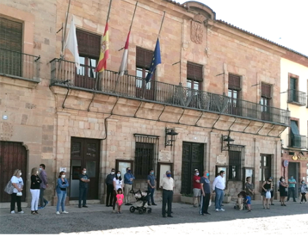 Almagro guarda un minuto de silencio por las v�ctimas del COVID-19