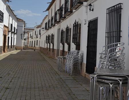 Comerciantes y bares de Almagro tienen que esperar para abrir sus negocios