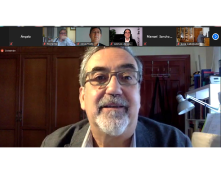 Roberto Mend�s,  director de “Programa de Mano” de RNE-Radio Cl�sica,  habl� de las bondades de la m�sica cl�sica en el Ateneo de Almagro