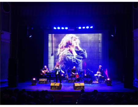 Elena Bella recibi� el cari�o de su ciudad en el concierto de presentaci�n de su segundo disco