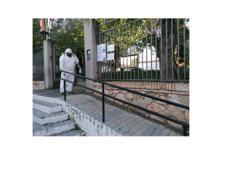 El Ayuntamiento contin�a la desinfecci�n diaria a las puertas de los centros educativos